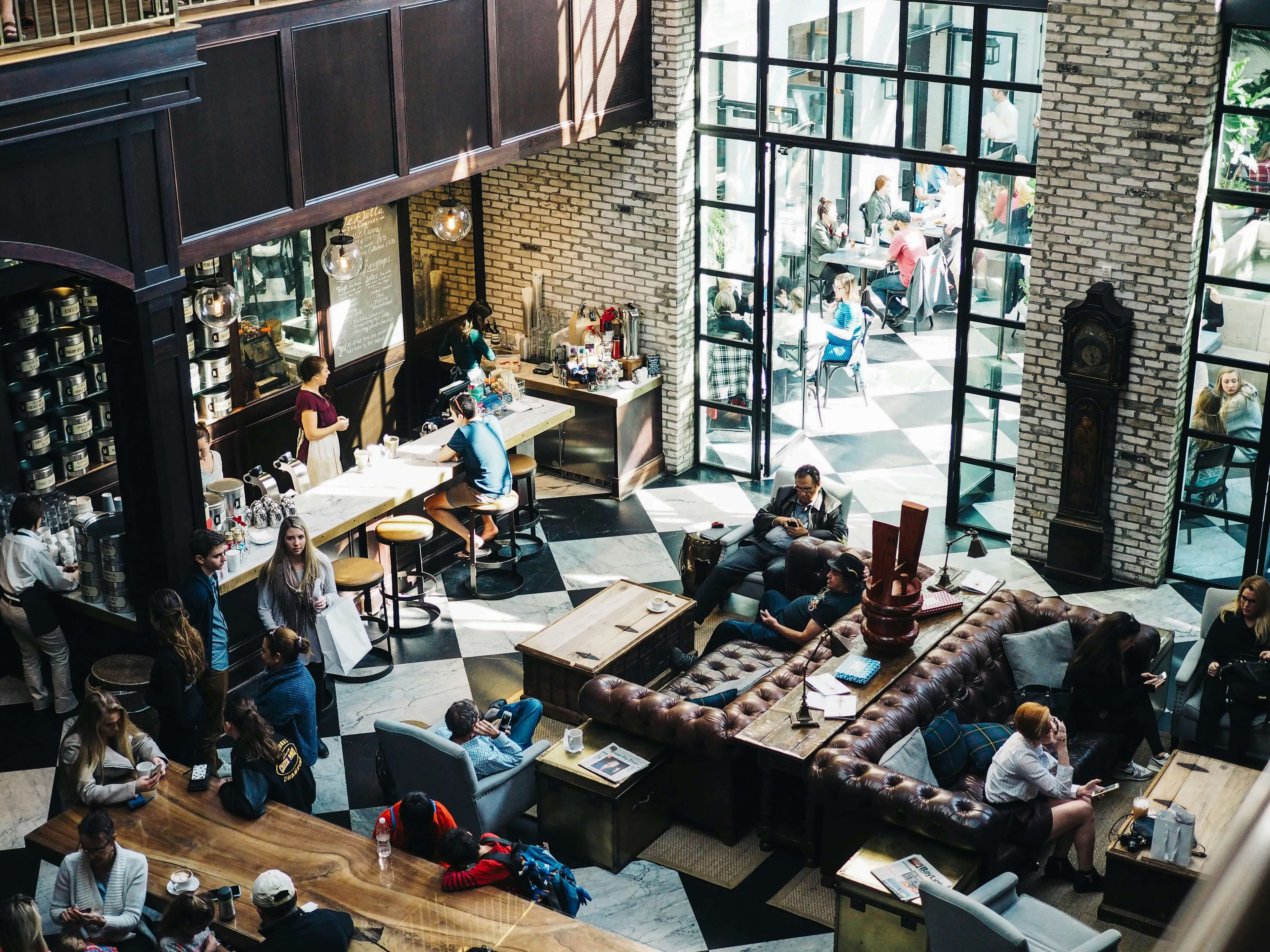 Ambiente de un restaurante moderno que usa la plataforma de crecimiento Growth Restaurant para analizar datos.